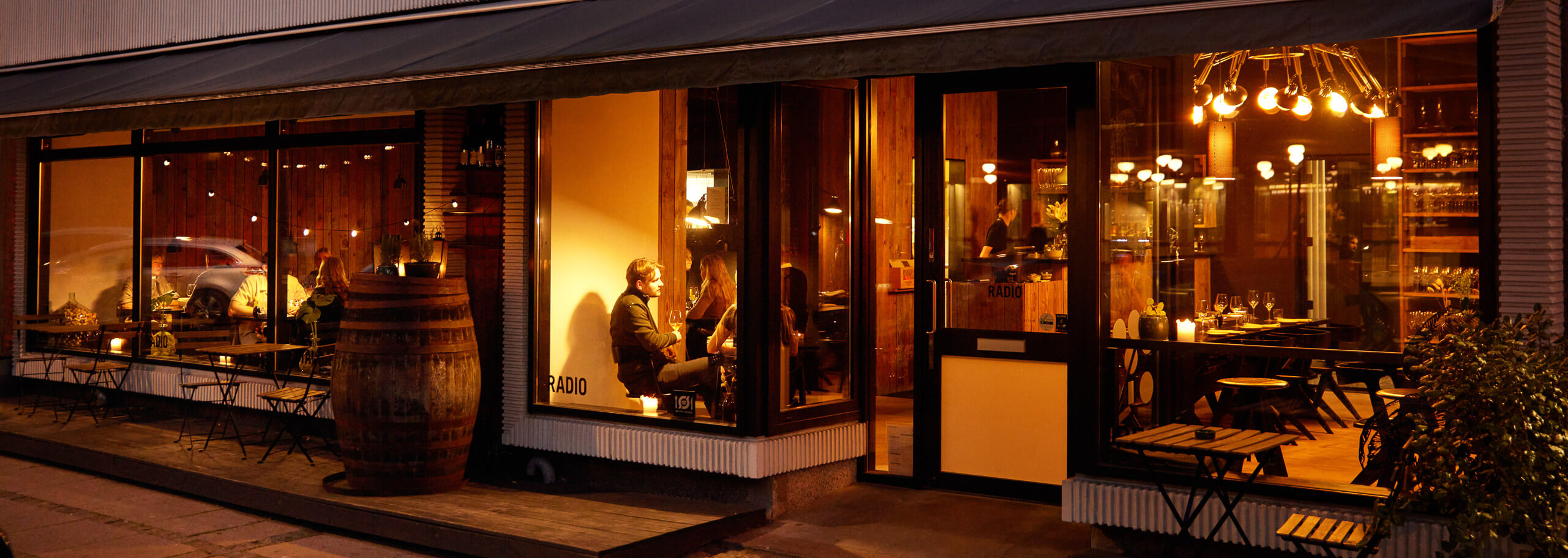 Restaurant RADIO på Frederiksberg facade med hyggelig belysning og stemning